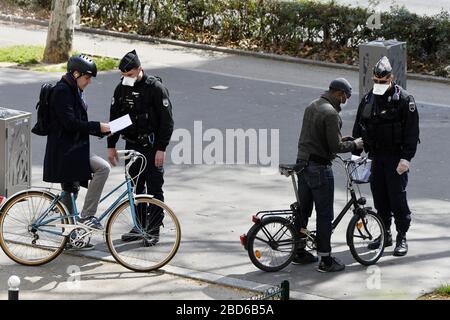 Punto di controllo della polizia - Parigi sotto la minaccia di Coronavirus - Parigi - Francia Foto Stock