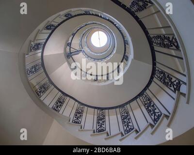 Scala a chiocciola nella Hampshire House a Boston, Massachusetts USA Foto Stock