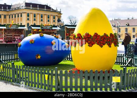 Vienna, Austria - 3 aprile 2015: Grandi uova di Pasqua decorate in blu e giallo presso il mercato pasquale vicino al palazzo Schonbrunn a Vienna e al popolo buyi Foto Stock