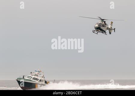 TORRE DEL MAR, MALAGA, Spagna-lug 12: Guardia Civil coast guard patrol e elicottero EC-135 prendendo parte a una mostra sul quarto di airshow Torre de Foto Stock