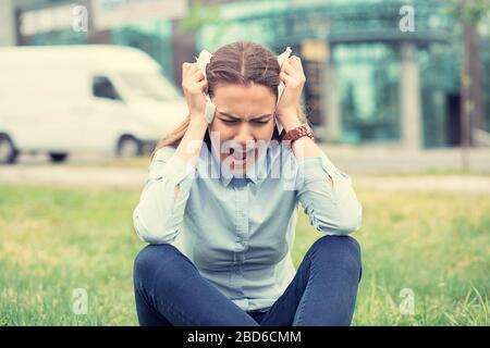 ritratto stressato pianto urlando giovane donna all'aperto vicino ufficio aziendale. Stress legato al lavoro in stile di vita urbana Foto Stock