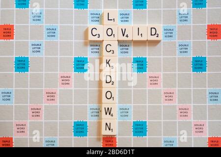 Lockdown presentato in stile Scrabble parole e lettere Foto Stock