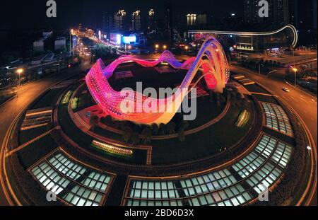 Wuhan, Cina. 7 Aprile 2020. La foto aerea scattata il 7 aprile 2020 mostra una rotonda illuminata a Wuhan, nella provincia di Hubei della Cina centrale. Wuhan dovrebbe eliminare le restrizioni di viaggio in uscita da mercoledì. Credit: Li He/Xinhua/Alamy Live News Foto Stock