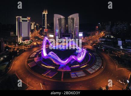 Wuhan, Cina. 7 Aprile 2020. La foto aerea scattata il 7 aprile 2020 mostra una rotonda illuminata a Wuhan, nella provincia di Hubei della Cina centrale. Wuhan dovrebbe eliminare le restrizioni di viaggio in uscita da mercoledì. Credit: Li He/Xinhua/Alamy Live News Foto Stock