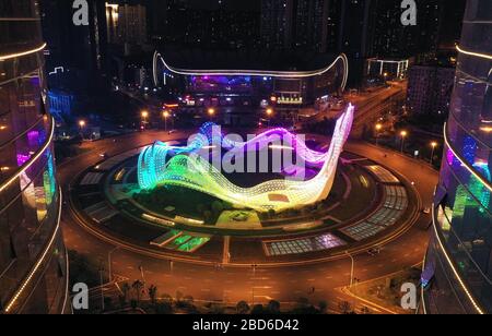 Wuhan, Cina. 7 Aprile 2020. La foto aerea scattata il 7 aprile 2020 mostra una rotonda illuminata a Wuhan, nella provincia di Hubei della Cina centrale. Wuhan dovrebbe eliminare le restrizioni di viaggio in uscita da mercoledì. Credit: Li He/Xinhua/Alamy Live News Foto Stock