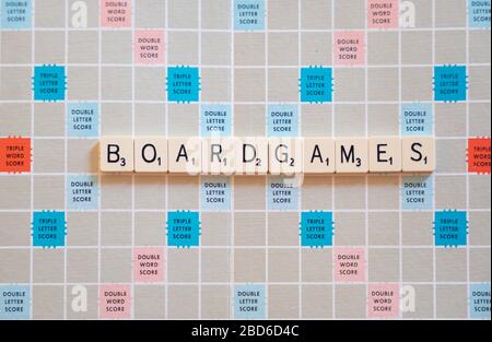 Boardgame presentato su una scrabble stile tavola in piastrelle Foto Stock