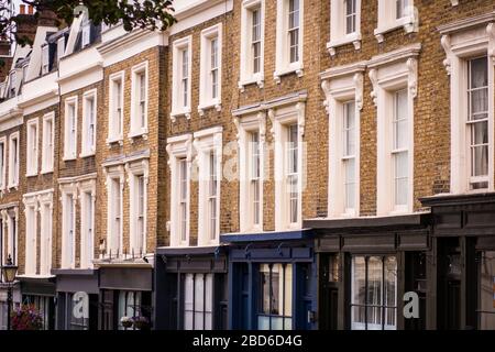 Una fila di immobili commerciali / uffici / negozi sotto la proprietà residenziale- Londra - UK Foto Stock