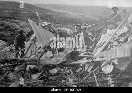 Aereo austriaco abbattuta dalla pistola italiana durante la prima guerra mondiale del 1915-1918 Foto Stock