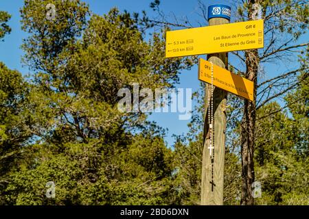 Un rosario di pellegrino appeso su un viandante standard per il sentiero GR6 sulle montagne delle Alpilles, Provenza, Francia. Primavera 2017. Foto Stock