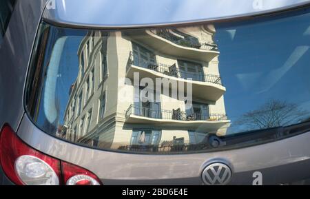 Amburgo, Germania. 7 aprile 2020. Un edificio di appartamenti si riflette nella finestra posteriore di una macchina. Le proprietà residenziali ad Amburgo e nella zona circostante sono in aumento di prezzo da anni. Un nuovo studio di LBS Bausparkasse esamina se questa tendenza è in corso. Non include ancora gli ultimi sviluppi causati dal virus corona. (A dpa 'Bausparkasse presenta studio sul mercato immobiliare') Credit: Marcus Brandt/dpa/Alamy Live News Foto Stock