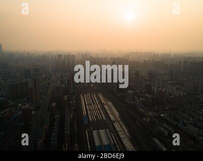 Wuhan, Cina. 7 Aprile 2020. La foto aerea scattata il 7 aprile 2020 mostra i treni ad alta velocità in un deposito a Wuhan, nella provincia di Hubei della Cina centrale. Wuhan dovrebbe eliminare le restrizioni di viaggio in uscita da mercoledì dopo quasi 11 settimane di blocco. Credit: Xiao Yijiu/Xinhua/Alamy Live News Foto Stock