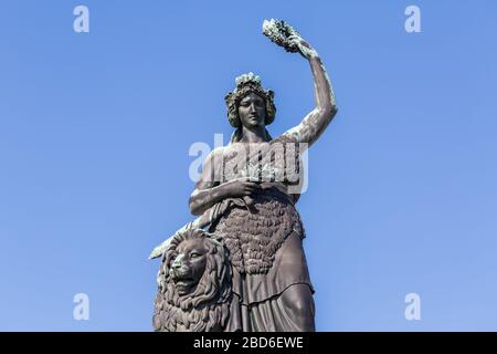 Primo piano della statua della Baviera con il leone. Personificazione della patria bavarese. Punto di riferimento di Monaco. Di Leo von Klenze. Sfondo blu cielo. Foto Stock