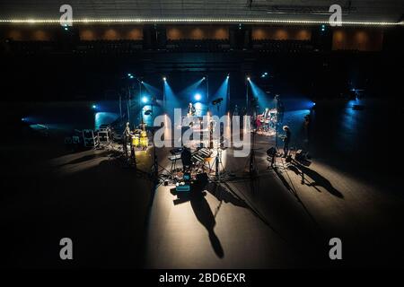 Frederiksberg, Danimarca. 03th, April 2020. Il cantante, cantautore e musicista danese Mads Langer ha tenuto un concerto dal vivo presso KB Hallen a Frederiksberg, Copenaghen. A causa del Corona-virus il concerto è stato eseguito senza pubblico e trasmesso in streaming in diretta su Internet. (Photo credit: Gonzales Photo - Peter Troest). Foto Stock