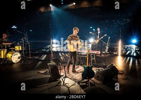 Frederiksberg, Danimarca. 03th, April 2020. Il cantante, cantautore e musicista danese Mads Langer ha tenuto un concerto dal vivo presso KB Hallen a Frederiksberg, Copenaghen. A causa del Corona-virus il concerto è stato eseguito senza pubblico e trasmesso in streaming in diretta su Internet. (Photo credit: Gonzales Photo - Peter Troest). Foto Stock