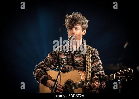 Frederiksberg, Danimarca. 03th, April 2020. Il cantante, cantautore e musicista danese Mads Langer ha tenuto un concerto dal vivo presso KB Hallen a Frederiksberg, Copenaghen. A causa del Corona-virus il concerto è stato eseguito senza pubblico e trasmesso in streaming in diretta su Internet. (Photo credit: Gonzales Photo - Peter Troest). Foto Stock