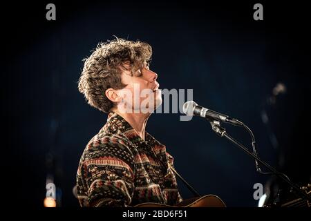 Frederiksberg, Danimarca. 03th, April 2020. Il cantante, cantautore e musicista danese Mads Langer ha tenuto un concerto dal vivo presso KB Hallen a Frederiksberg, Copenaghen. A causa del Corona-virus il concerto è stato eseguito senza pubblico e trasmesso in streaming in diretta su Internet. (Photo credit: Gonzales Photo - Peter Troest). Foto Stock