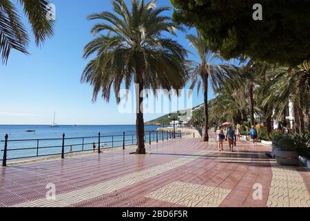 La passeggiata a Santa Eularia des Riu, Ibiza, Spagna mostra quasi vuoto di turisti Foto Stock