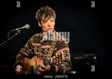 Frederiksberg, Danimarca. 03th, April 2020. Il cantante, cantautore e musicista danese Mads Langer ha tenuto un concerto dal vivo presso KB Hallen a Frederiksberg, Copenaghen. A causa del Corona-virus il concerto è stato eseguito senza pubblico e trasmesso in streaming in diretta su Internet. (Photo credit: Gonzales Photo - Peter Troest). Foto Stock