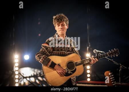 Frederiksberg, Danimarca. 03th, April 2020. Il cantante, cantautore e musicista danese Mads Langer ha tenuto un concerto dal vivo presso KB Hallen a Frederiksberg, Copenaghen. A causa del Corona-virus il concerto è stato eseguito senza pubblico e trasmesso in streaming in diretta su Internet. (Photo credit: Gonzales Photo - Peter Troest). Foto Stock