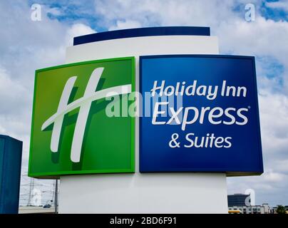 Cartello stradale Holiday Inn Express a Houston, Texas. Catena Motel con sistema Green Engage con pratiche ecocompatibili. Fondata nel 1952. Foto Stock