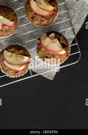 Vista dall'alto, muffin alla banana vegan piatti fatti in casa su un rack di raffreddamento Foto Stock