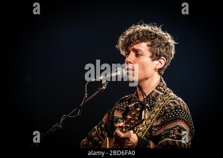 Frederiksberg, Danimarca. 03th, April 2020. Il cantante, cantautore e musicista danese Mads Langer ha tenuto un concerto dal vivo presso KB Hallen a Frederiksberg, Copenaghen. A causa del Corona-virus il concerto è stato eseguito senza pubblico e trasmesso in streaming in diretta su Internet. (Photo credit: Gonzales Photo - Peter Troest). Foto Stock