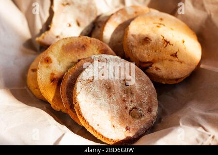 Biscotti con scaglie di farina senza glutine su carta riciclata. Messa a fuoco selettiva Foto Stock