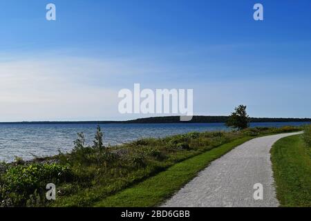 Percorso lungo la costa dell'isola di Mackinac Foto Stock