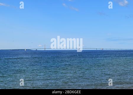 Una vista del ponte Mackinac dall'isola di Mackinac Foto Stock