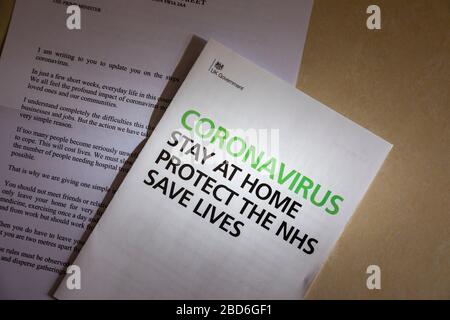 Messaggio di coronavirus del governo britannico in una lettera e un opuscolo inviato in ogni casa: Rimanere a casa, proteggere il NHS, salvare vite umane Foto Stock