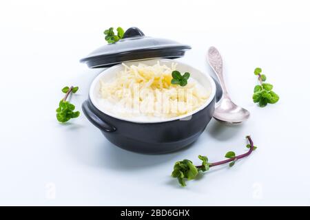 vermicelli bolliti dolci con latte in una ciotola di ceramica isolata su fondo bianco Foto Stock