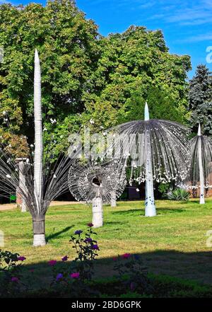 Foresta di porcellana; sculture all'aperto; scintillante; ondeggiante in brezza; giardino, alberi, erba, unico, arte, Palazzo Mogosoaia; Bucarest; Romania; estate; Foto Stock