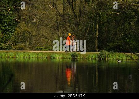 Wanstead Park, Londra, Regno Unito - 07 aprile 2020: Le persone camminano a Wanstead Park mentre osservano le distanze sociali in un pomeriggio soleggiato di martedì durante il blocco britannico. Il governo ha consigliato al pubblico di rimanere a casa in tutto il Regno Unito a causa della pandemia Covid-19, ma per viaggi essenziali per le basi e l'esercizio fisico. Foto: David Mbiyu/ Alamy Live News Foto Stock