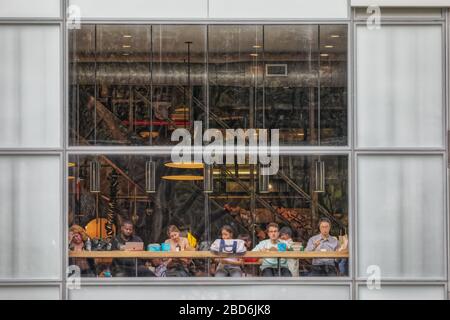 La gente mangia al ristorante Whole Foods Market di fronte al Bryant Park, New York Foto Stock