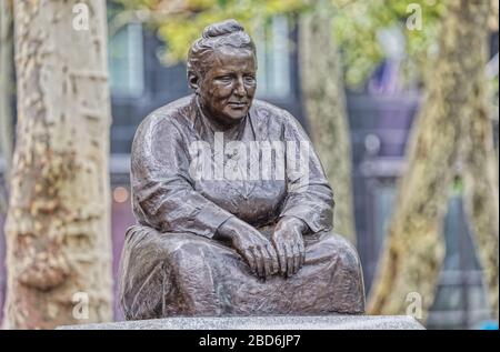 Scultura di Gertrude Stein a Bryant Park, New York Foto Stock