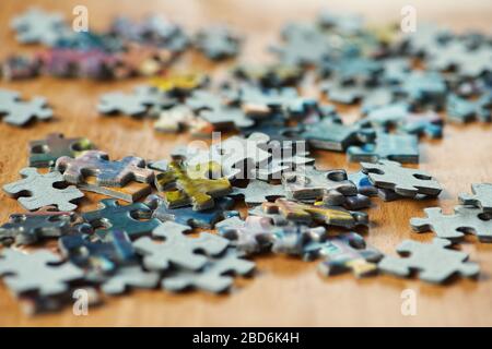 Pezzi di seghetto alternativo in cartone in primo piano. Macro fotografia di un puzzle. Foto Stock