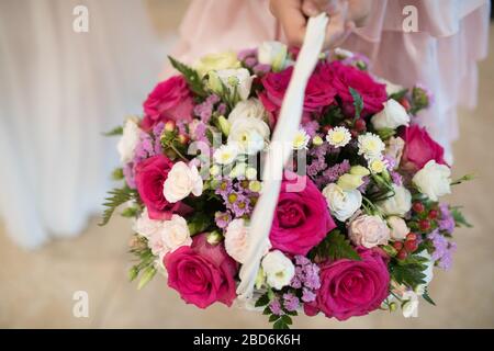 Cesto bianco vimini con fiori freschi bianco e rosa. Foto Stock