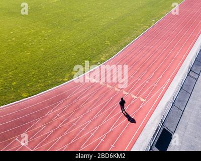 3 aprile 2020: Un atleta solitario che si sta occupando presso lo stadio Elmer L. Gordon situato nel campus della Rush Henrietta High School vicino Rochester, NY USA durante la pandemia di Coronavirus. Foto di Alan Schwartz/Cal Sport Media Foto Stock