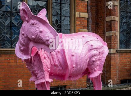 Scultura di Michael Joo (Doppelgänger Pink Rocinante) in Grounds of Royal Society of Sculptors, Dora House, 108 Old Brompton Road, Londra, Regno Unito Foto Stock