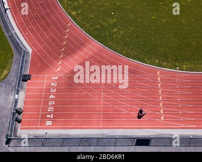 3 aprile 2020: Un atleta solitario che si sta occupando presso lo stadio Elmer L. Gordon situato nel campus della Rush Henrietta High School vicino Rochester, NY USA durante la pandemia di Coronavirus. Foto di Alan Schwartz/Cal Sport Media Foto Stock