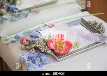 Simboli di matrimonio, attributi. Festa. Oggetti su un vassoio d'oro Foto Stock