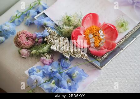 Simboli di matrimonio, attributi. Festa. Oggetti su un vassoio d'oro Foto Stock