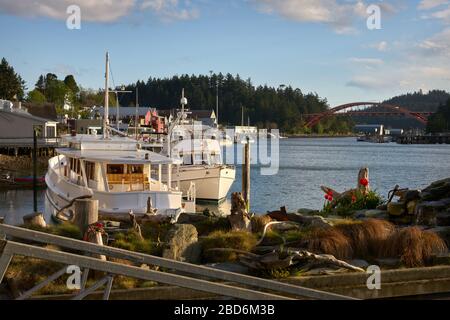 Rainbow Bridge Swinomish Channel USA. Il lungomare la Conner al sole sul canale Swinomish. Il Ponte dell'Arcobaleno sullo sfondo. Foto Stock