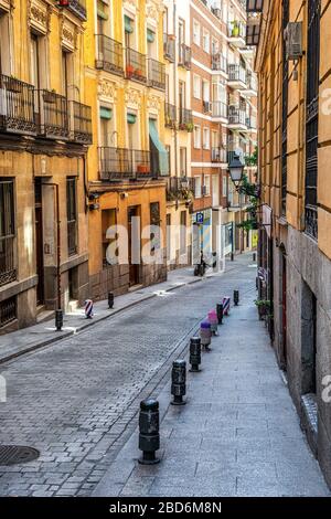 Guardando lungo una strada fiancheggiata da edifici storici d'epoca con eleganti balconi decorativi assortiti con persiane Foto Stock