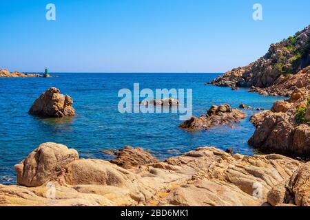 Vista panoramica del porto costiero della Costa Smeralda del Mar Tirreno visto da Porto Cervo, porto di yacht di lusso e località in Sardegna, Italia Foto Stock