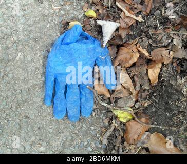 Cucciolata per coronavirus - quando gli escursionisti indossano guanti di protezione per aprire i cancelli, abbandonano i guanti di plastica monouso sul lato della strada di campagna, Regno Unito. Foto Stock