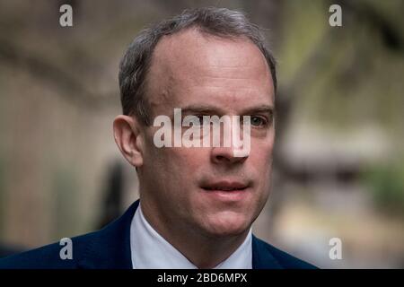 Dominic Raab, deputato di Esher e Walton e Segretario agli Esteri e primo Segretario di Stato arriva a Downing Street il giorno del bilancio, Londra, Regno Unito. Foto Stock