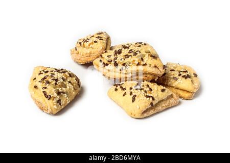 Biscotti di sesamo in primo piano isolati su sfondo bianco Foto Stock