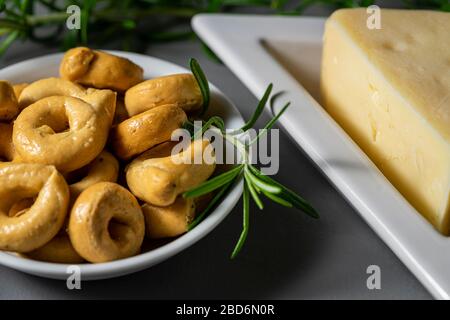 Biscotti taralli con formaggio Asiago e olive. Foto Stock