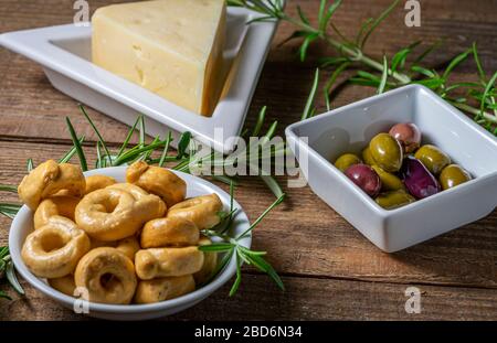 Biscotti taralli con formaggio Asiago e olive. Foto Stock